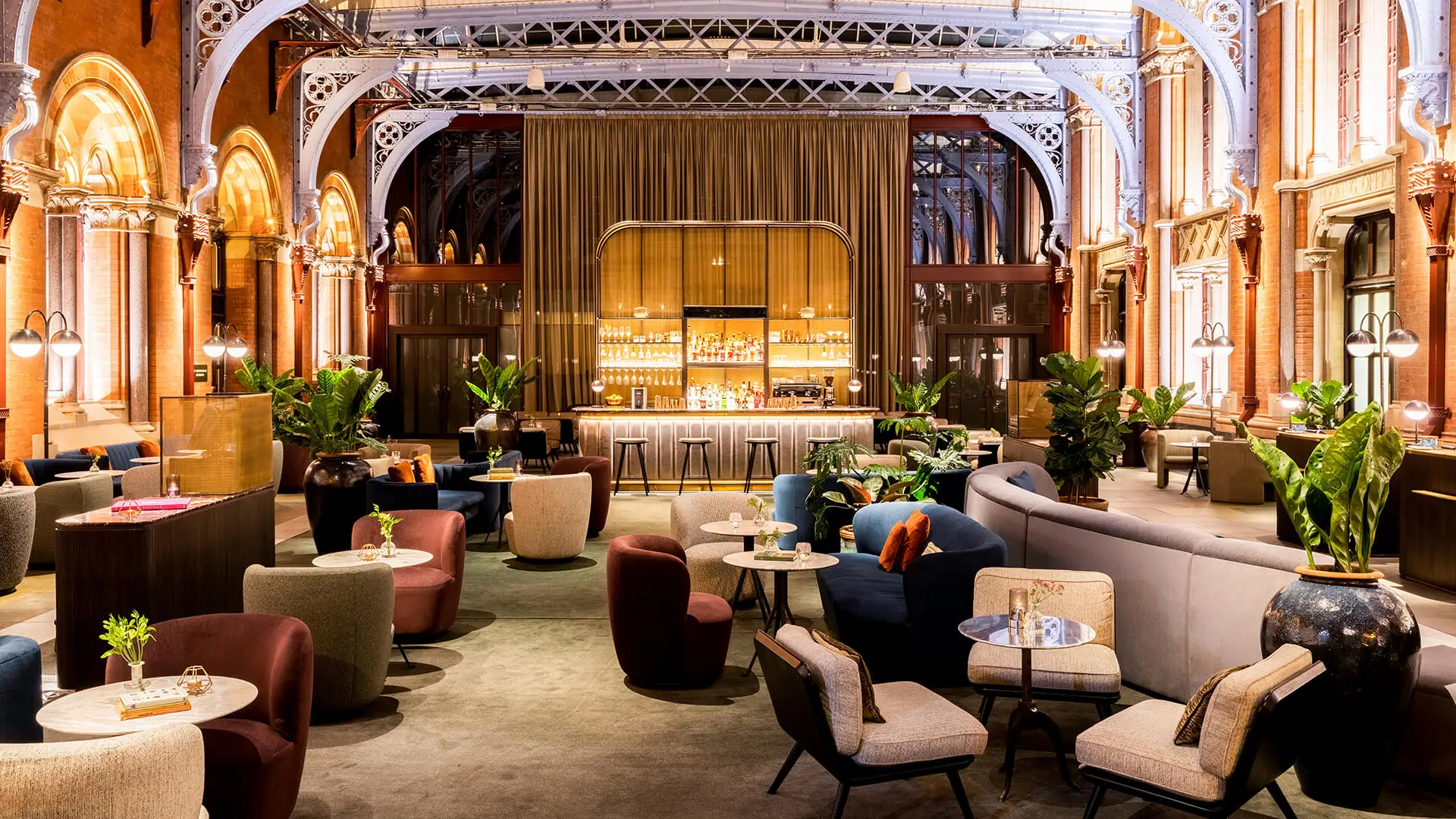 Wide view of an empty Hansom bar at the 5 star London hotel St. Pancras London. 5 star London hotel bar.